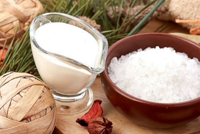 Tẩy tế bào chết với muối biển và Sữa tươi