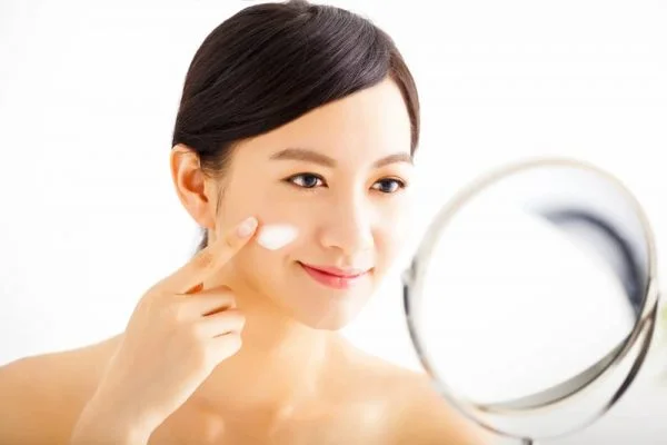 Cách sử dụng kem dưỡng ẩm cho da nhạy cảm