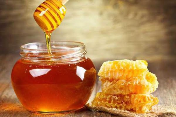 Sử dụng mật ong trị mụn bọc ở má