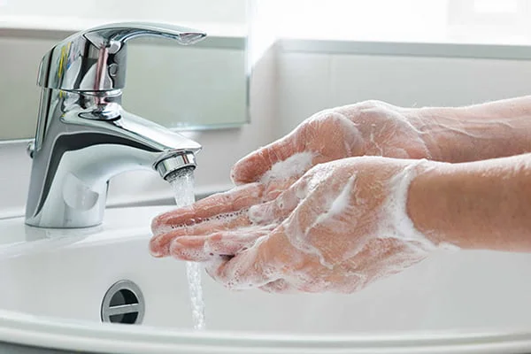Rửa sạch tay trước khi rửa mặt
