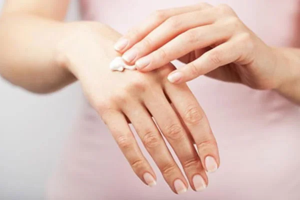 Cách chữa da mặt bị dị ứng mỹ phẩm tại nhà Cách chữa da mặt bị dị ứng mỹ phẩm tại nhà